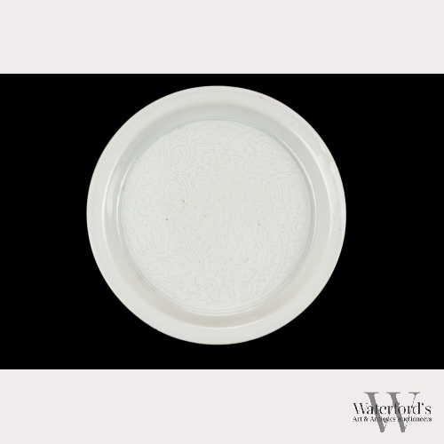 A Monochrome White Dish with Incised Phoenixes